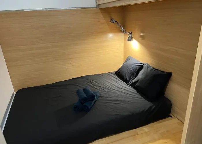 Japanese Style 9 Person Flat, Close To Alhambra